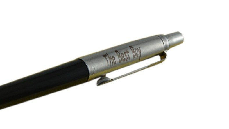 grawerowany czarny długopis